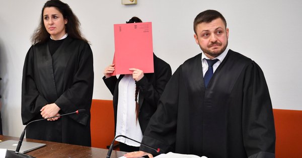 The defendant, Jennifer W., standing between her lawyers, Ali Aydin and Seda Basay-Yildiz, at the first day of her trial on Tuesday in Munich.