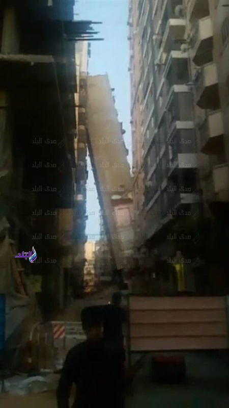 شاهد.. لحظة سقوط برج سكني بالإسكندرية