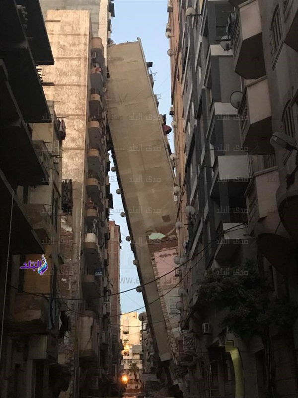 شاهد.. لحظة سقوط برج سكني بالإسكندرية
