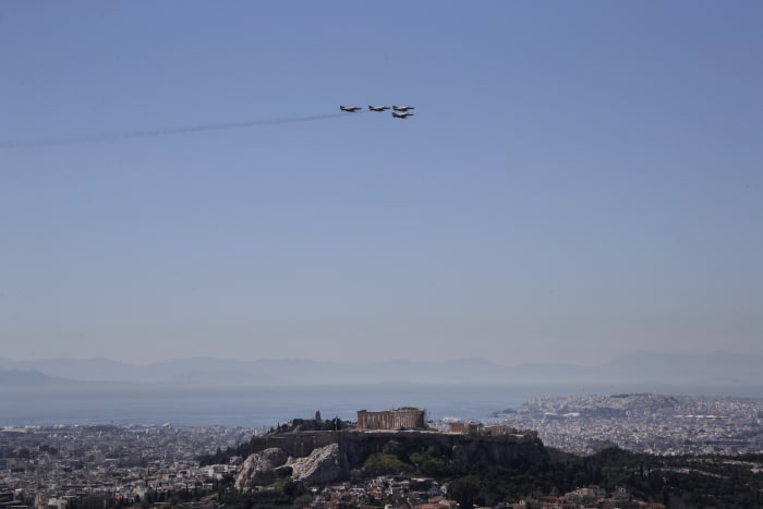 מטוסי קרב של יוון בשמי אתונה, מרץ 2017 (AP)