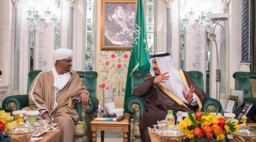 King Salman (R) speaks with President Omer al-Bashir in Makkah on 20 June 2017 (SPA Photo)