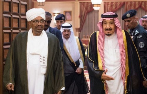 king Salman receives President Omer al-Bashir at the Royal Palace in Riyadh on 24 October 2016 (SPA Photo)