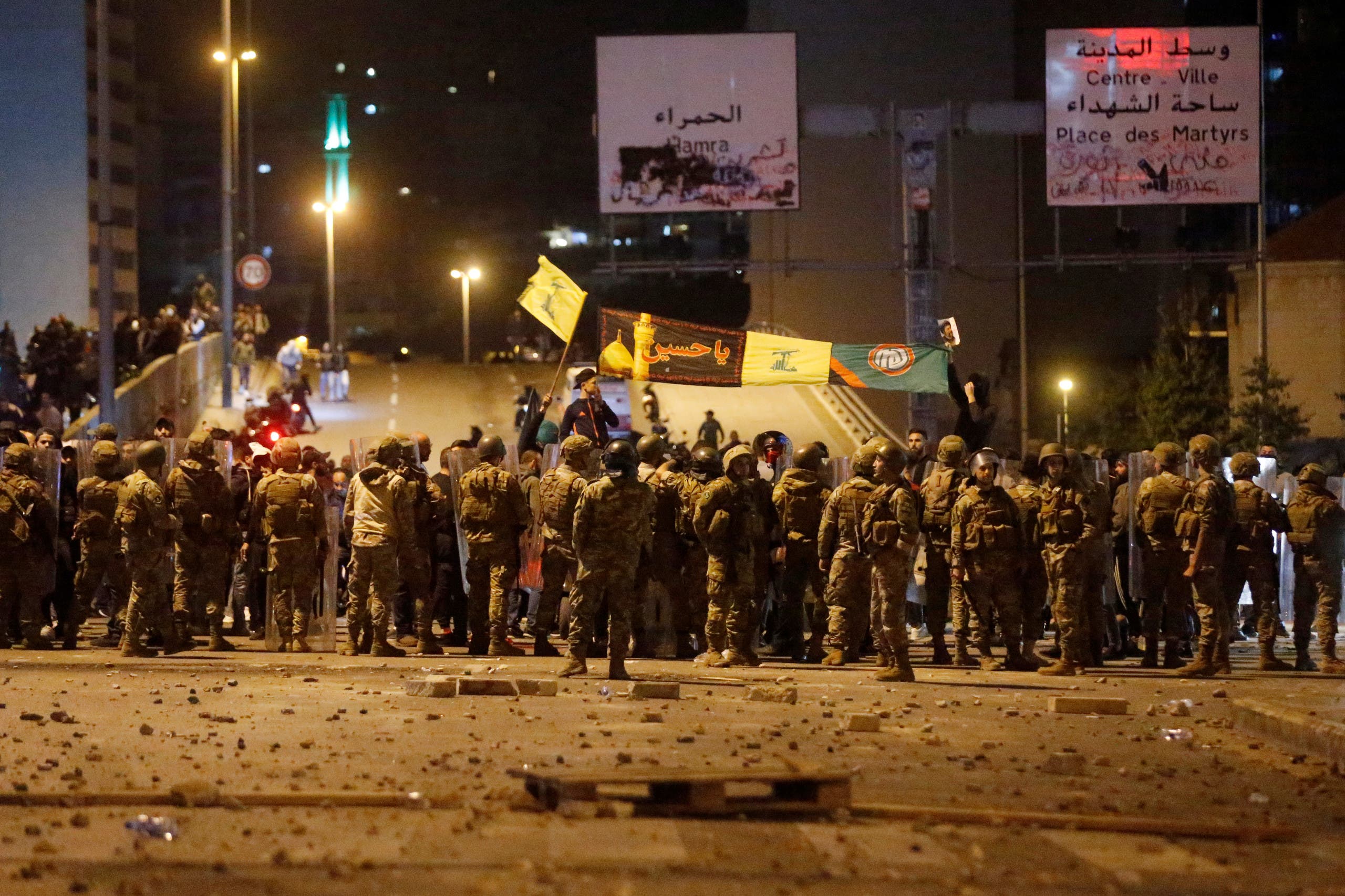 من اعتداء أنصار حزب الله وأمل على المحتجين عند جسر الرينغ (25 نوفمبر- رويترز)
