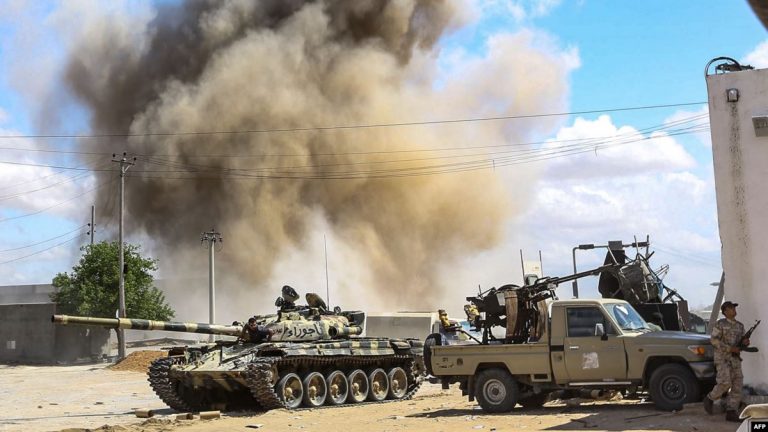 الجيش الليبي يقول إنه قصف ”مقاتلين نقلتهم تركيا“ إلى مصراتة