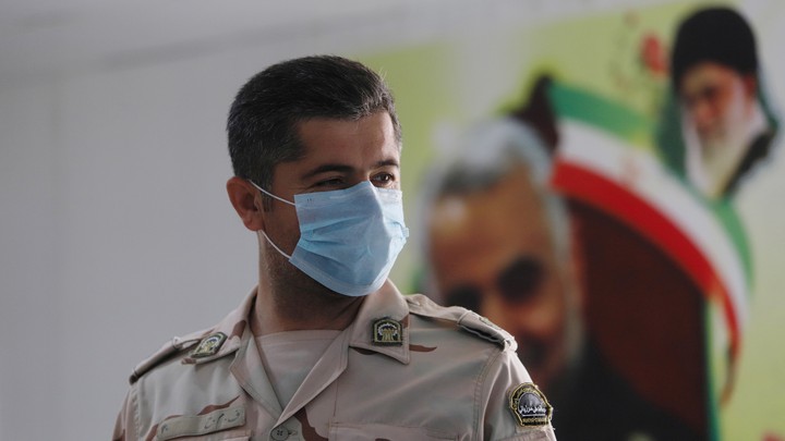 An Iranian border guard wears a mask.