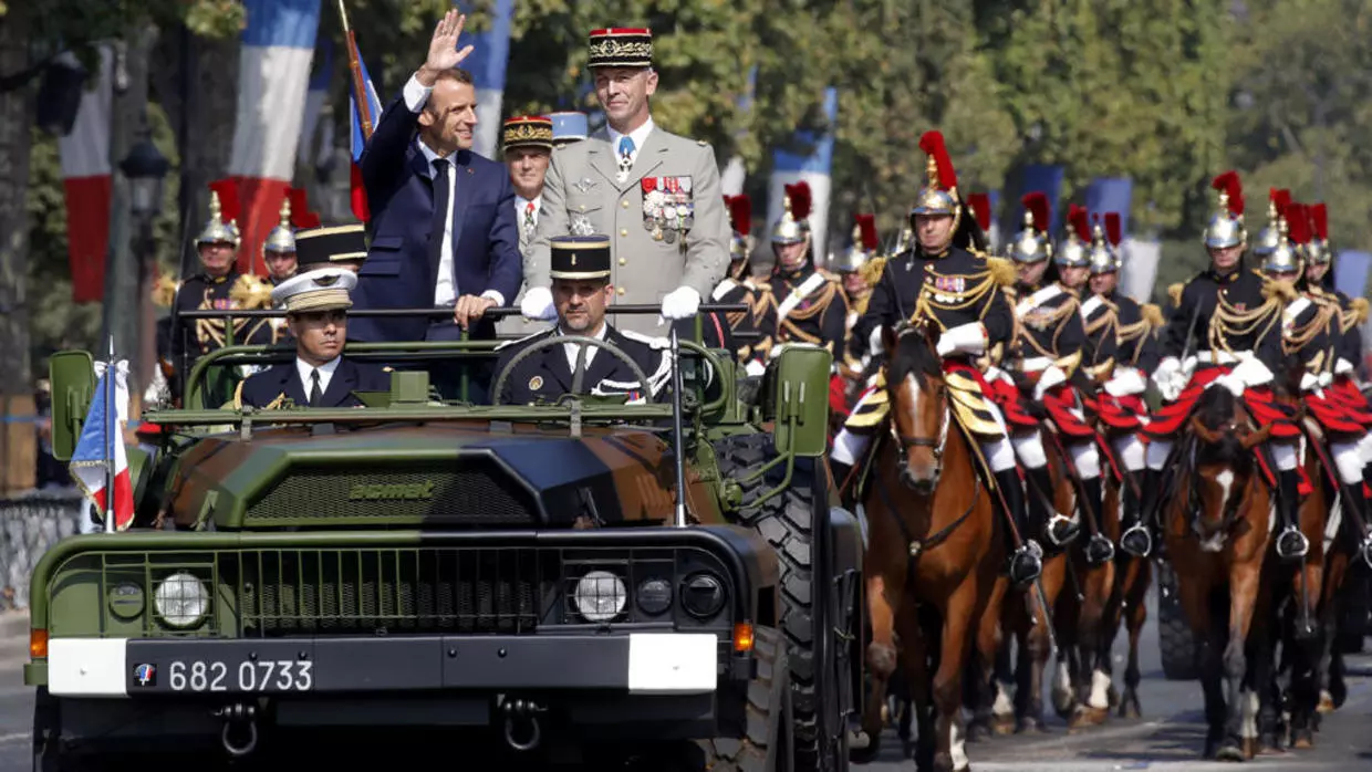 فرنسا تحتفل بعيدها الوطني تحت شعار محبب لقلب ماكرون: "التعاون ...