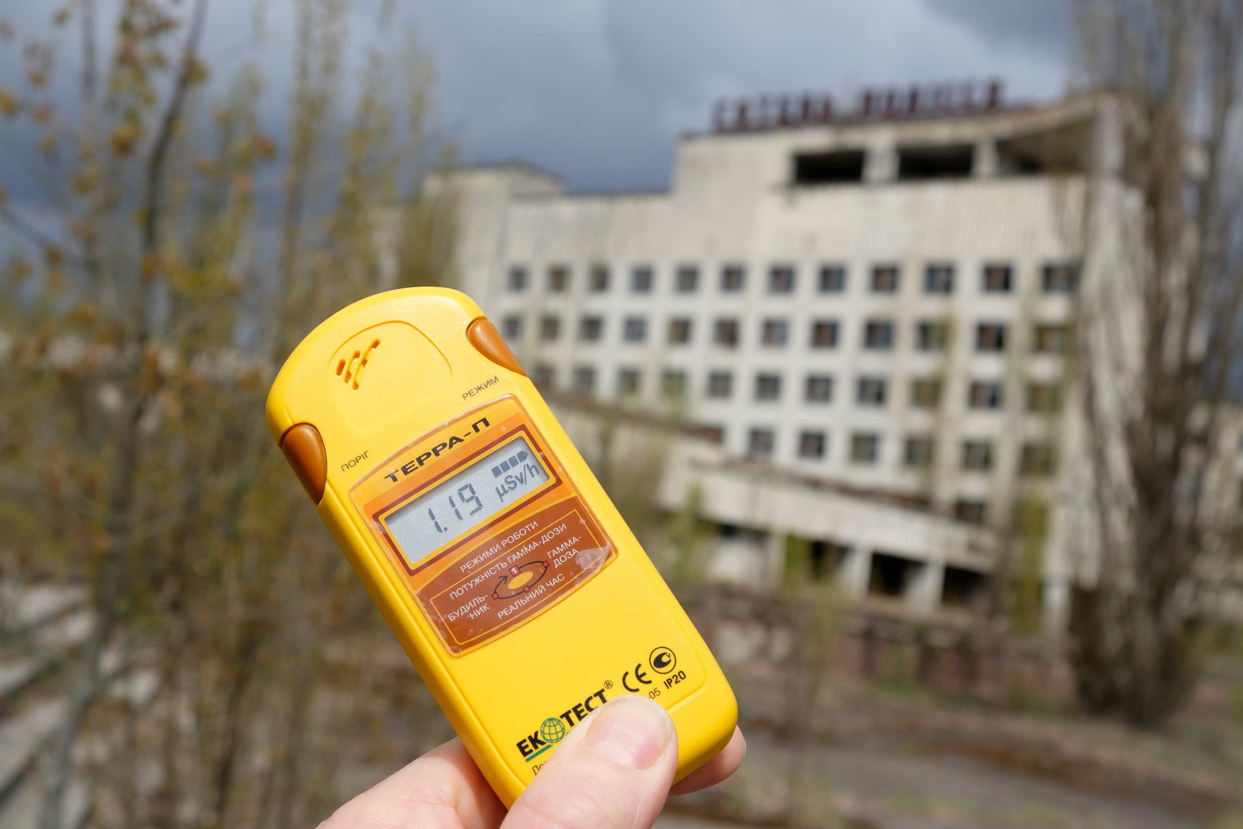 Фото радиации. Дозиметр радиации Чернобыль. Счётчик Гейгера для измерения радиации. Счётчик Гейгера Чернобыль. Прибор для измерения радиации Чернобыль.