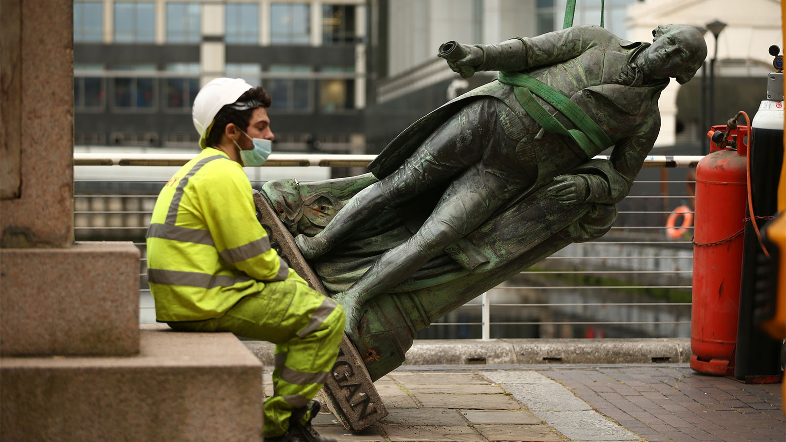 מחאת ג'ורג' פלויד מתפשטת: באירופה מסירים פסלים של סוחרי עבדים ...