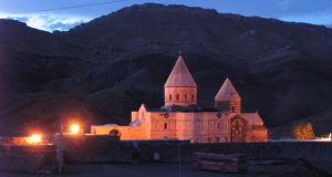 מתחם המנזר והכנסיות תדיאוס הקדוש, בלילה