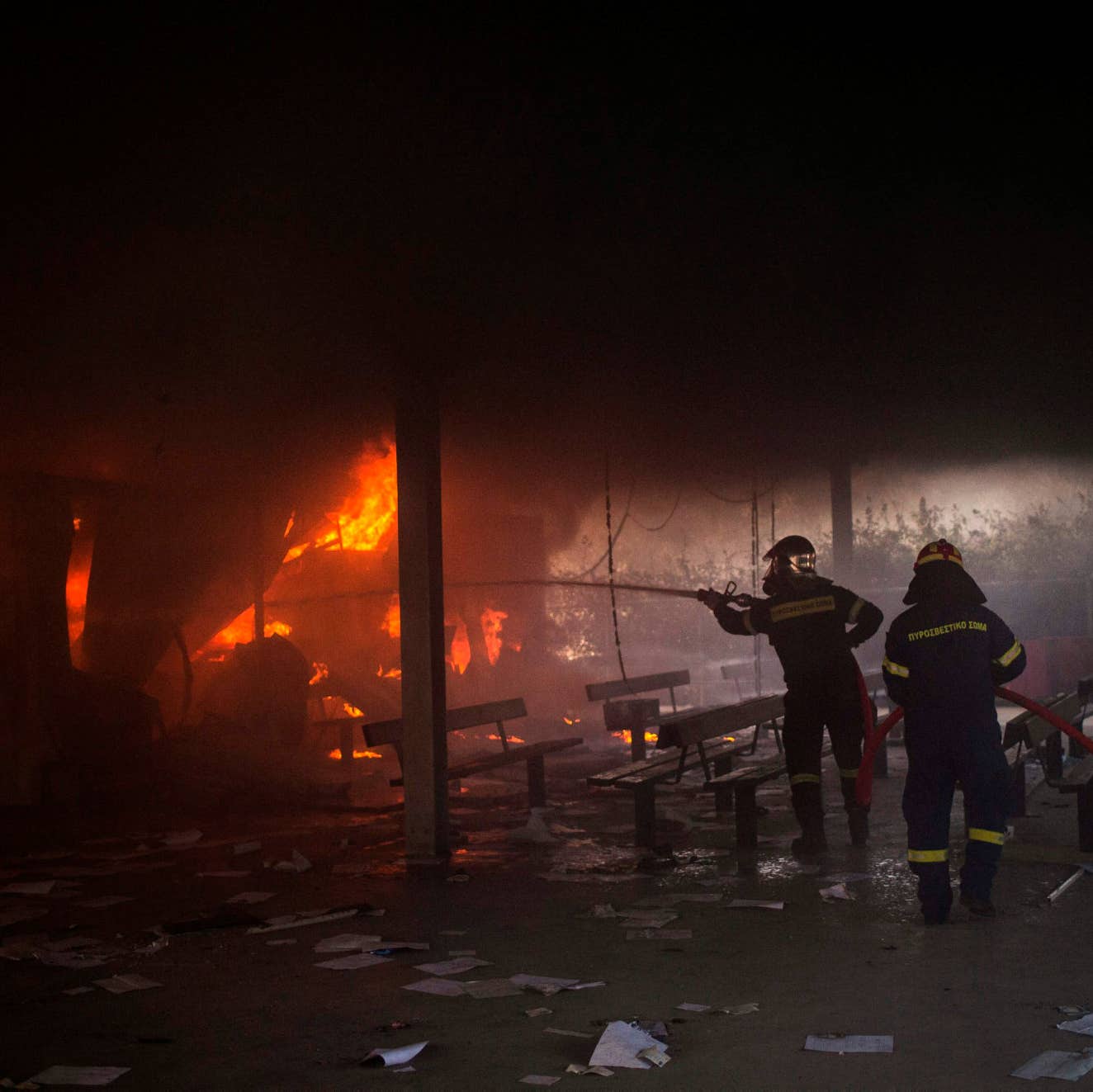 חשד להצתה: שריפה החריבה את מחנה הפליטים הגדול ביותר ביוון - אירופה - הארץ