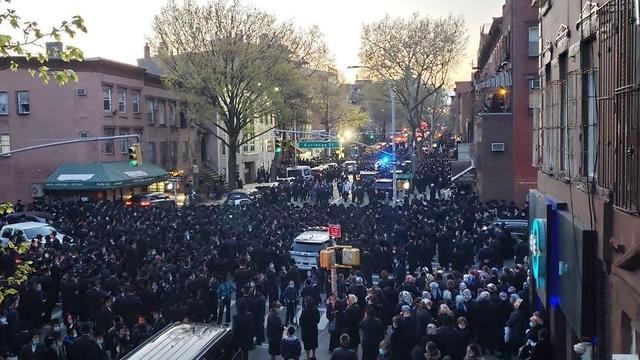 ראש העיר ניו יורק פיזר הלוויה עם מאות חרדים