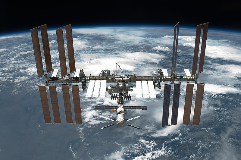 תחנת החלל הבינלאומית כפי שצולמה על ידי מעבורת החלל אנדוור במהלך משימת STS-134