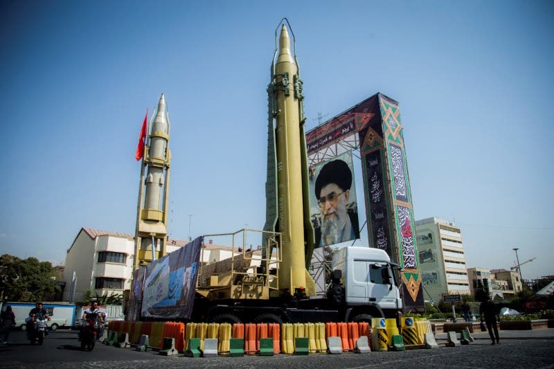 תמונה של חמינאי עם שני דגמי טילים המוצגים בכיכר טהראן