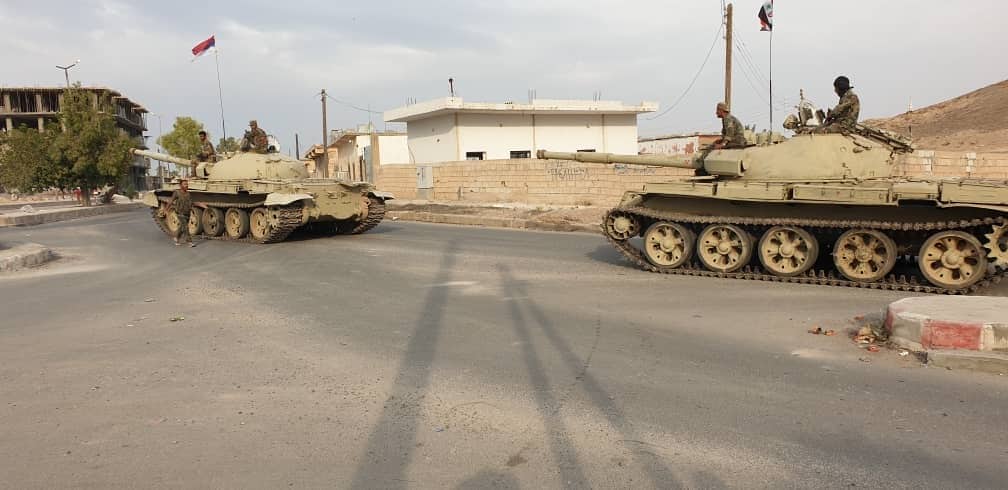 L'armée syrienne et un convoi militaire russe roulent dans le nord de Raqqa: vidéo