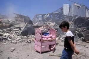 Gaza-city-Ruins-Pink-Girlbed-infront-of-Ruined-House-Samar-Abu-Elouf-for-The-New-York-Times-May-21