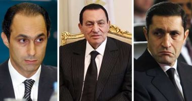 علاء وجمال مبارك يتلوان القرآن على جثمان الرئيس الأسبق حسنى مبارك - اليوم  السابع