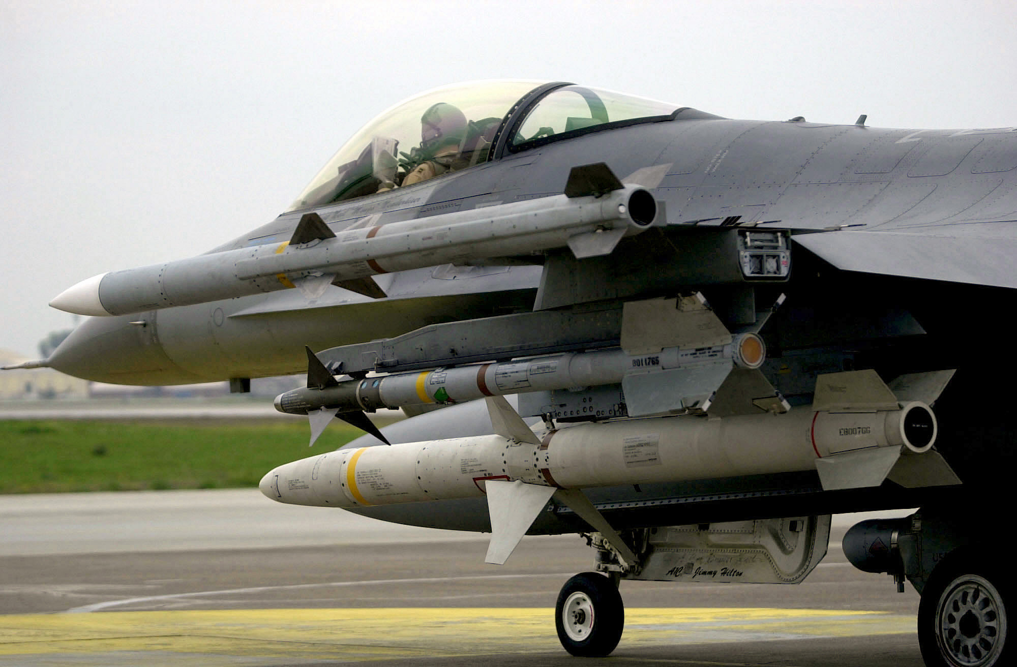File:AIM-9 AIM-120 and AGM-88 on F-16C.jpg - Wikimedia Commons