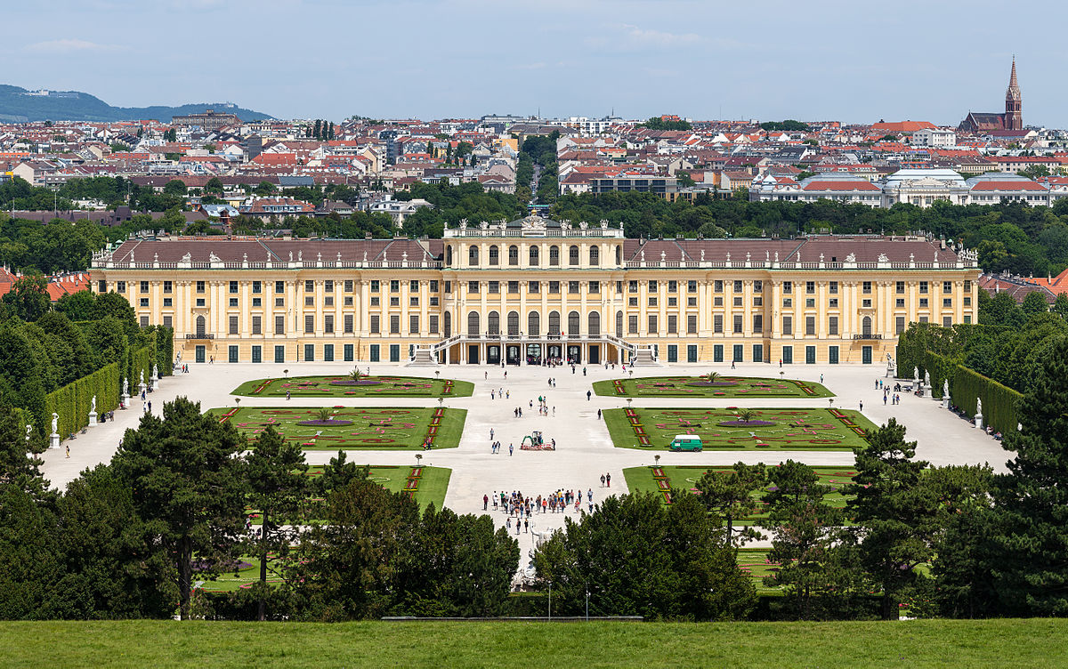 File:Schloss Schönbrunn Wien 2014 (Zuschnitt 2).jpg - Wikipedia