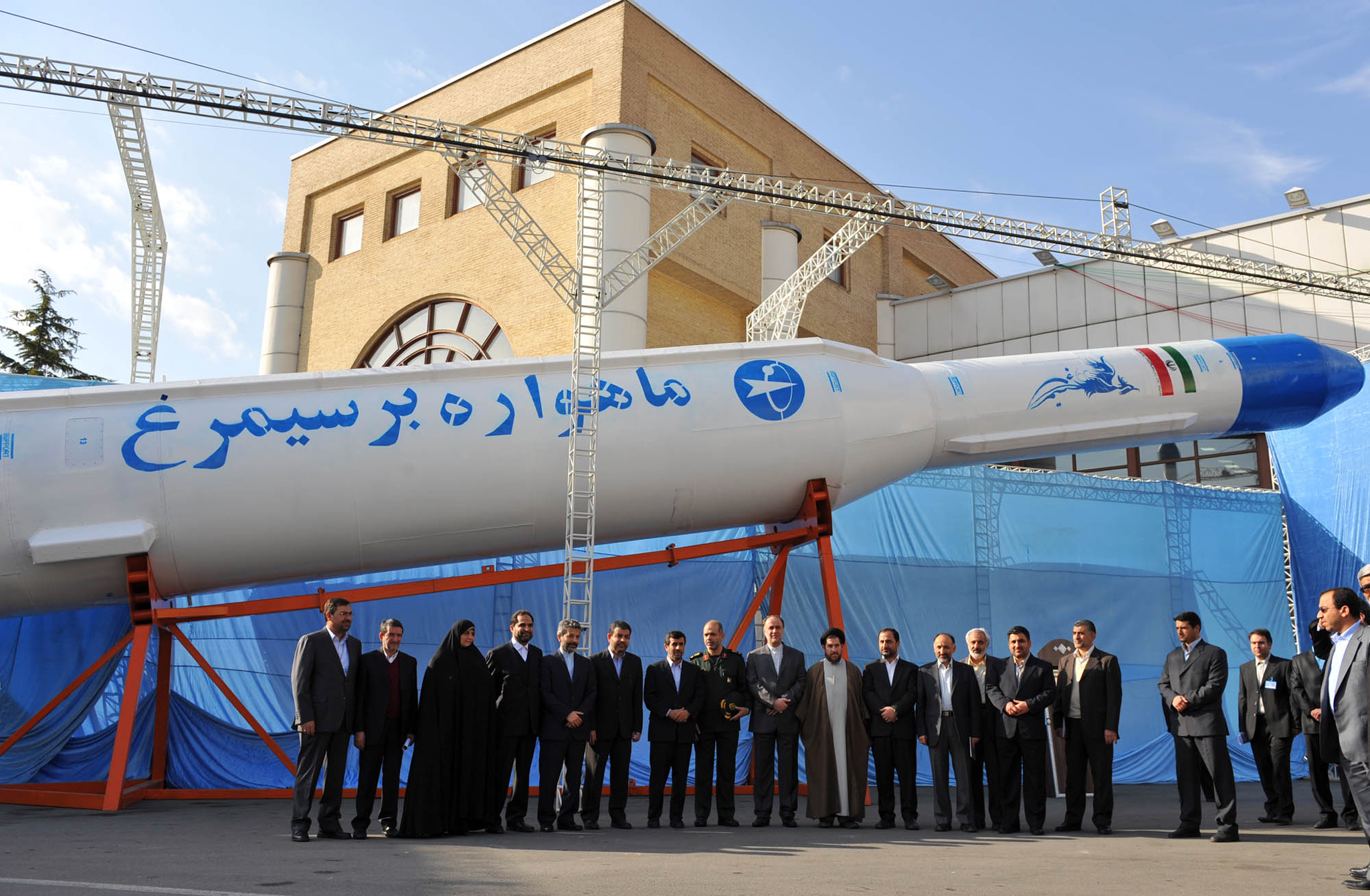 إطلاق إيران صاروخاً إلى الفضاء يرخي بظلاله على مفاوضات فيينا النووية