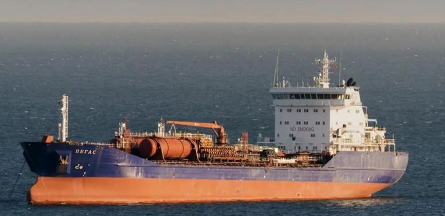تحمل نفط إيراني.. تفاصيل جديدة عن السفينة الروسية المحتجزة باليونان