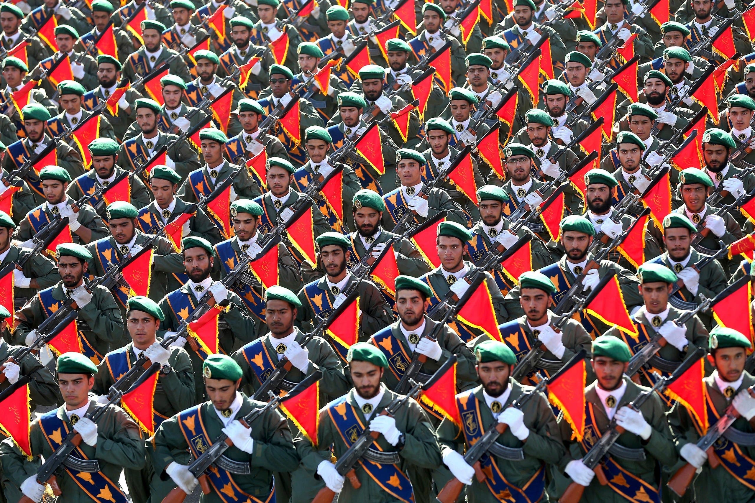 חברי משמרות המהפכה האיראנים במהלך מצעד בטהרן (ארכיון)
