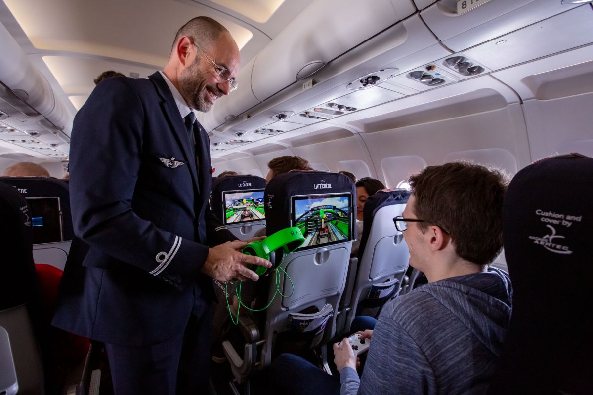 In a world first, Air France tests Li-Fi technology during a flight, in partnership with Latécoère and Ubisoft | Air France - Corporate