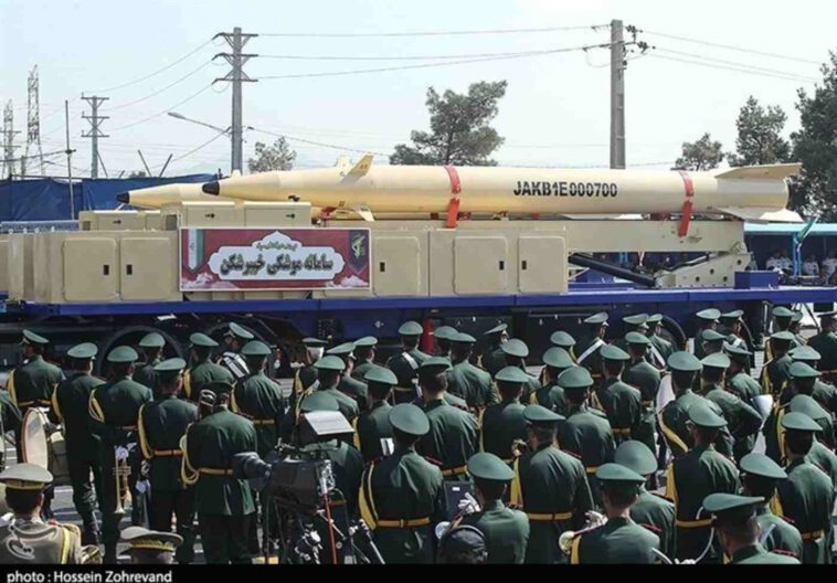 איראן חושפת טיל בליסטי חדש לטווח בינוני "רדוואן"