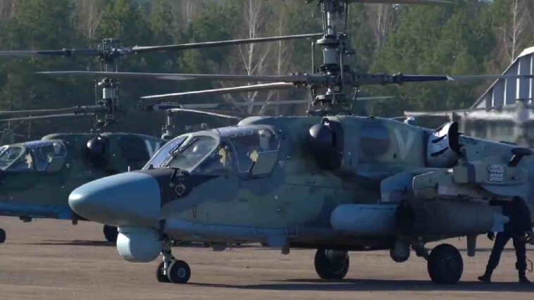 סרטון: מסוקי Ka-52 רוסיים תוקפים משוריינים אוקראינים מוסווים ביער