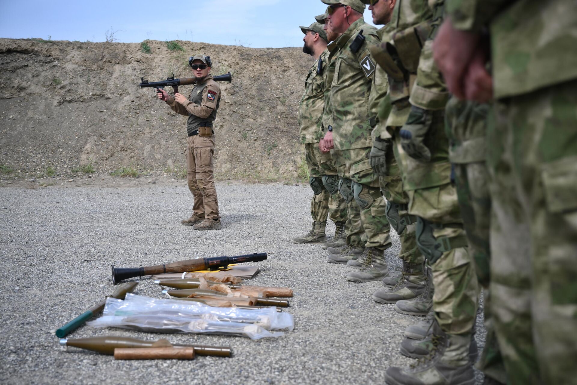تدريبات المتطوعين للمشاركة إلى جانب الجيش الروسي ضمن العملية الخاصة في  أوكرانيا - 21.07.2022, سبوتنيك عربي