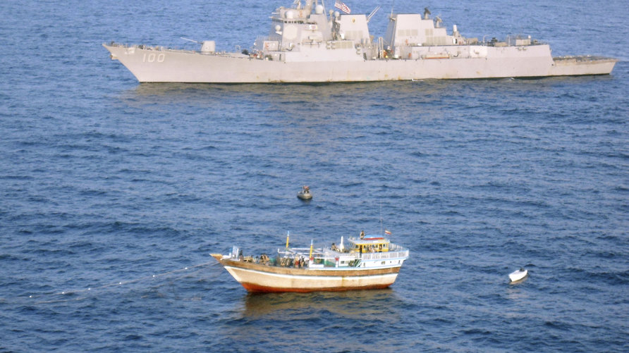 ספינת מלחמה וספינת דיג אמריקאית - תמונה אקספרסיבית.  אַרְכִיוֹן