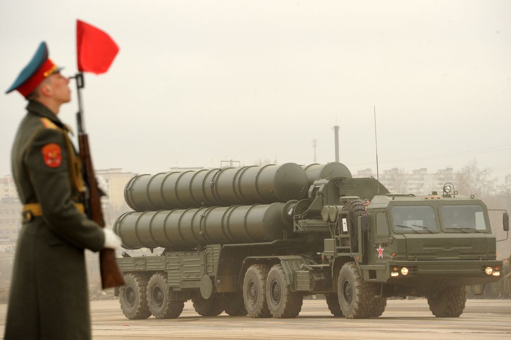 La Russie confirme le déploiement de systèmes de missiles de défense aérienne S-300 en Syrie - I24NEWS