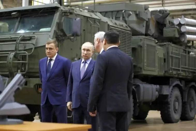 פוטין מבקר במפעל נשק על רקע החשש שמלחמת אוקראינה מרוקנת את מצבורי הנשק של רוסיה
