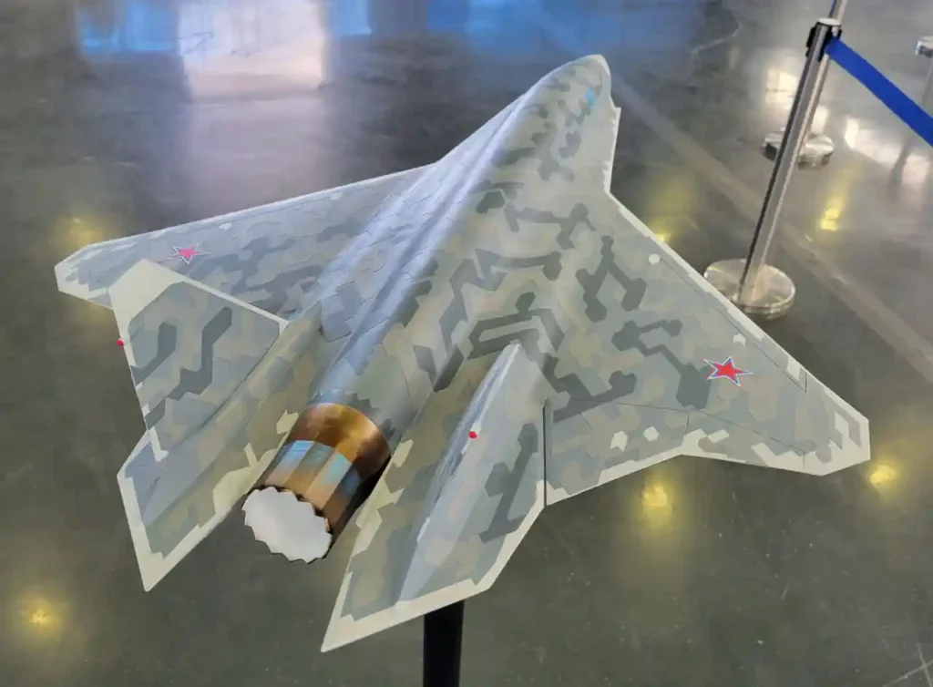 הופעתו של מטוס קרב רוסי Su-75 בלתי מאויש עם עיצוב זנב וכנף חדשים
