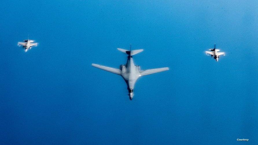 "سنتكوم" نشرت صورة لقاذفة من طراز "بي-1 لانسر" التي نفذت الضربة برفقة مقاتلتين أمريكيتين من طراز "إف - 16"