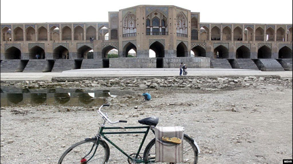 ראש אגודת מדריכי הטיולים של איראן אומר שהתיירים היחידים הם אנשים שיוצאים למקומות עלייה לרגל