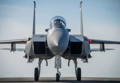 מטוסי קרב הפצצה סעודים ואמריקאים נפרסים באמירויות לקראת תרגיל "דגל המדבר"