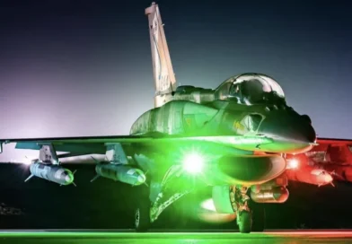 חיל האוויר הישראלי חושף תצורה חדשה למטוס הקרב F-16I- נושא 4 טילים בליסטיים לתקיפות מעבר לאופק של מטרות קרקעיות מוגנות היטב