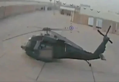 צופה פני עתיד: כטב"מ מנוהג מרחוק (FPV) תקף מסוק בלק הוק אמריקאי חונה על המסלול בעיראק צופה פני עתיד: כטב"מ מנוהג מרחוק (FPV) תקף מסוק בלק הוק אמריקאי חונה על המסלול בעיראק